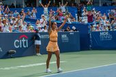 Leylah Fernandez celebrates arms up.jpg