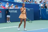 Leylah Fernandez fist pump from 45 degrees.jpg