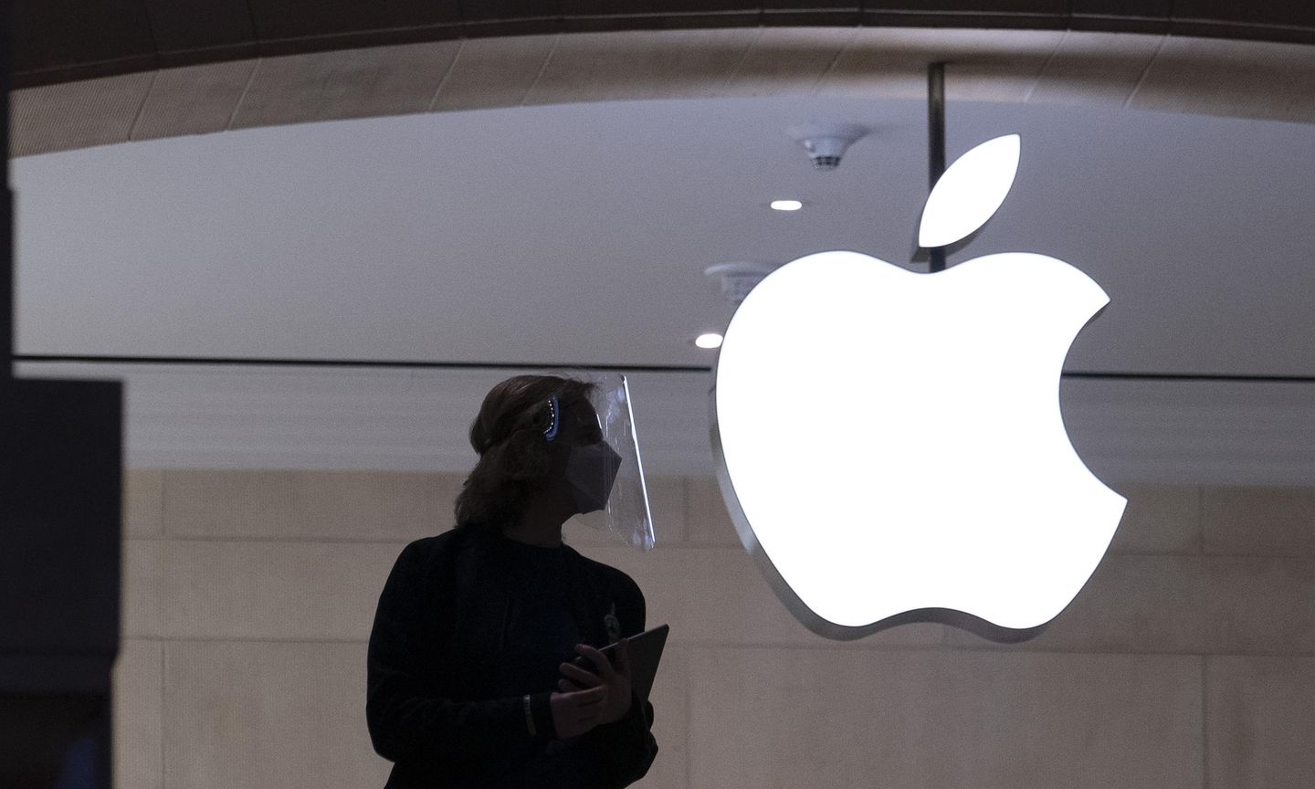 Gabbard says U.K. scraps demand for Apple to give backdoor access to data