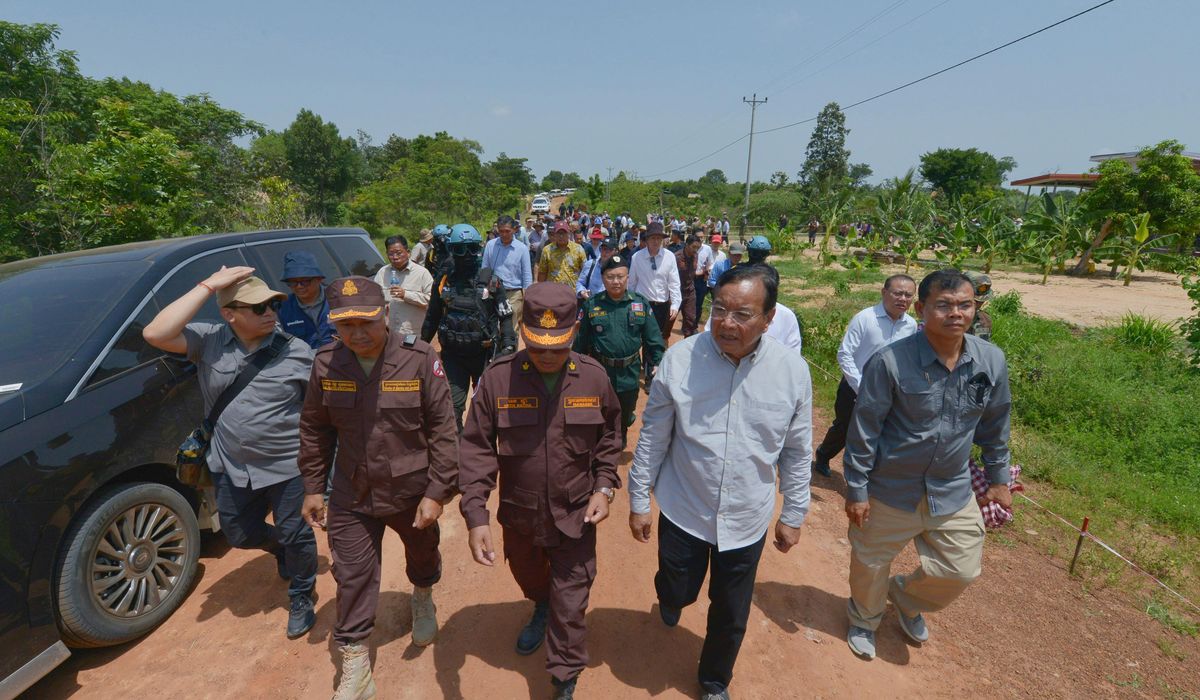 NextImg:Thailand returns 2 wounded soldiers to Cambodia but continues to hold 18 of their comrades