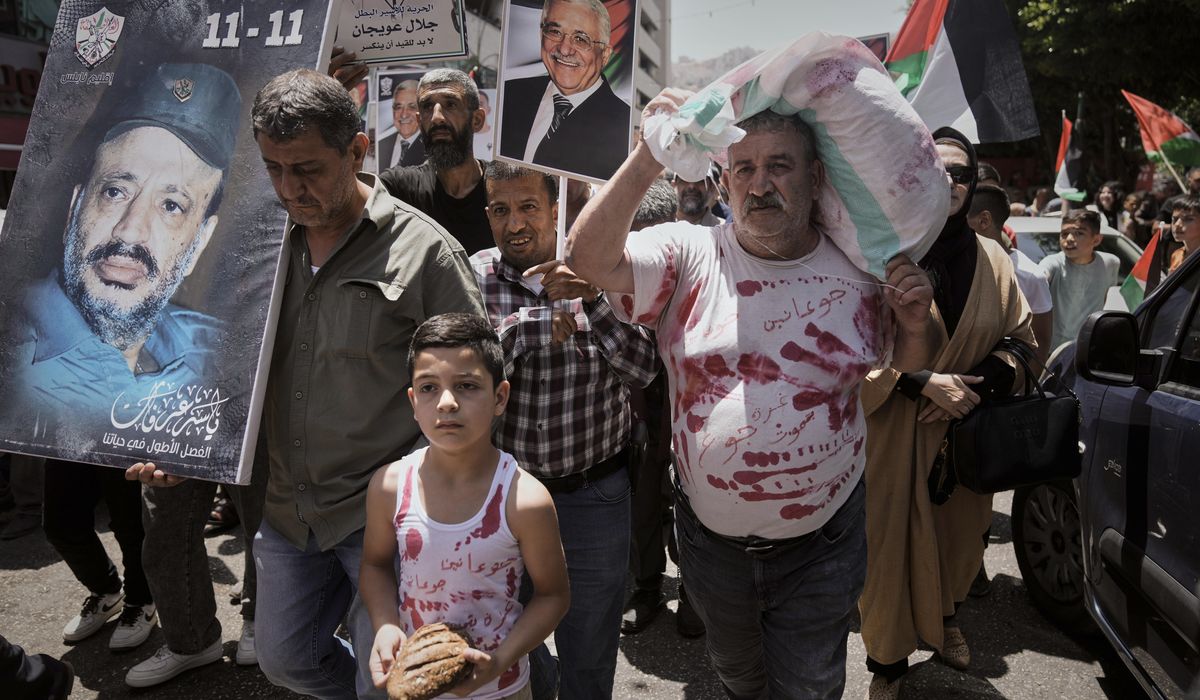 NextImg:Israeli minister prays at flashpoint holy site as officials report 27 aid-seekers killed in Gaza