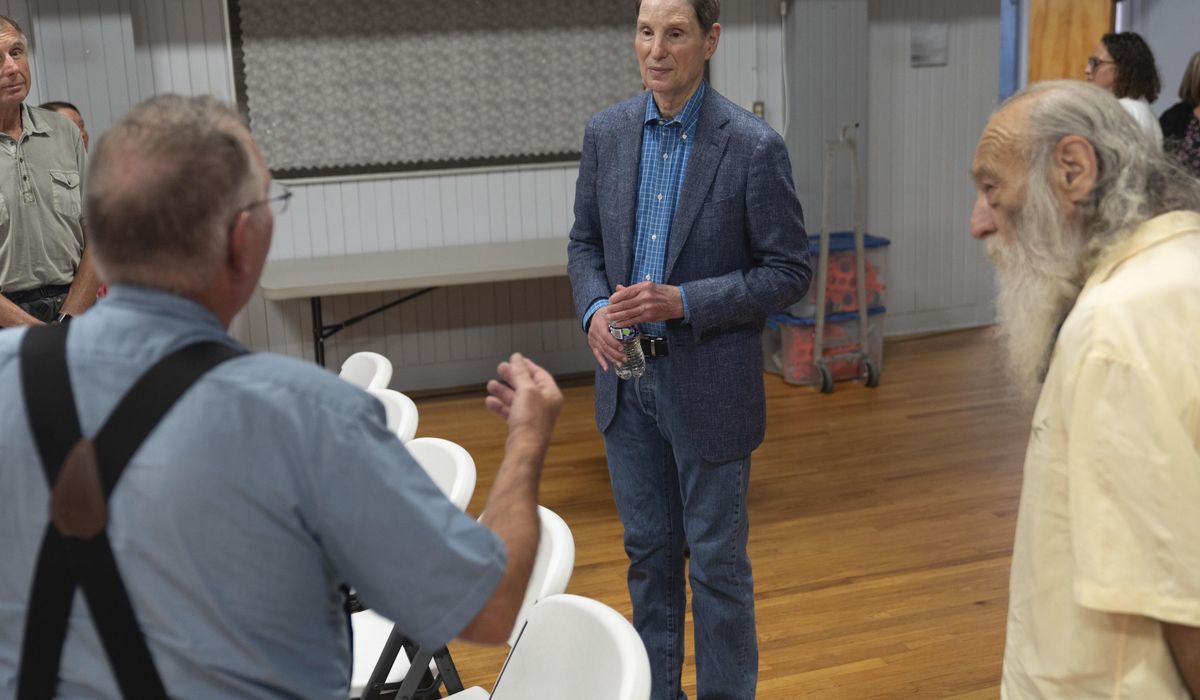 NextImg:Some Democrats want new leadership. Oregon Sen. Ron Wyden says he has what it takes to resist Trump