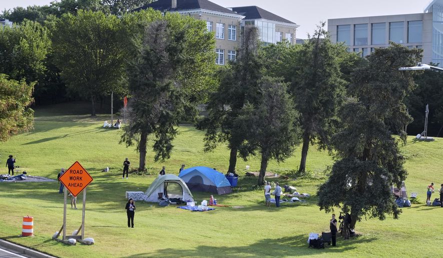 Camping tents seen at a homeless encampment near the Lincoln memorial, as people clean up in advance of a 10 a.m. vacate order from the city, Thursday, August 14, 2025, in Washington. (AP Photo/Jacquelyn Martin)