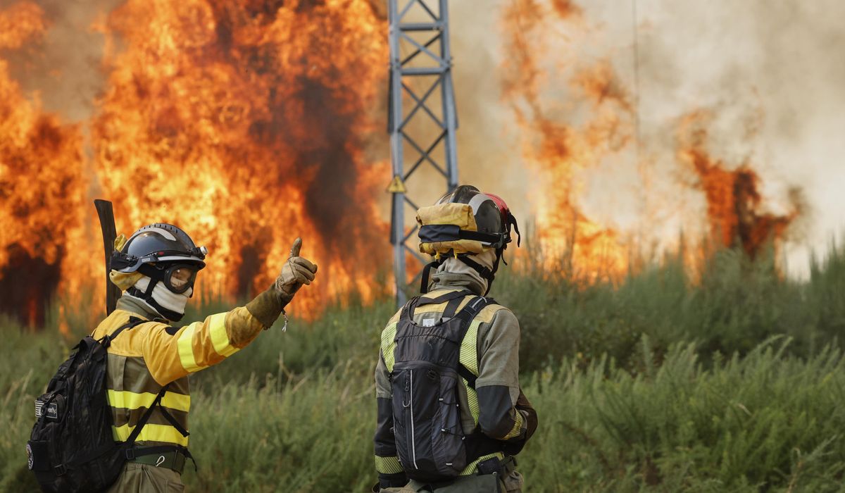 NextImg:Spain deploys 500 more troops to battle wildfires during extended heatwave
