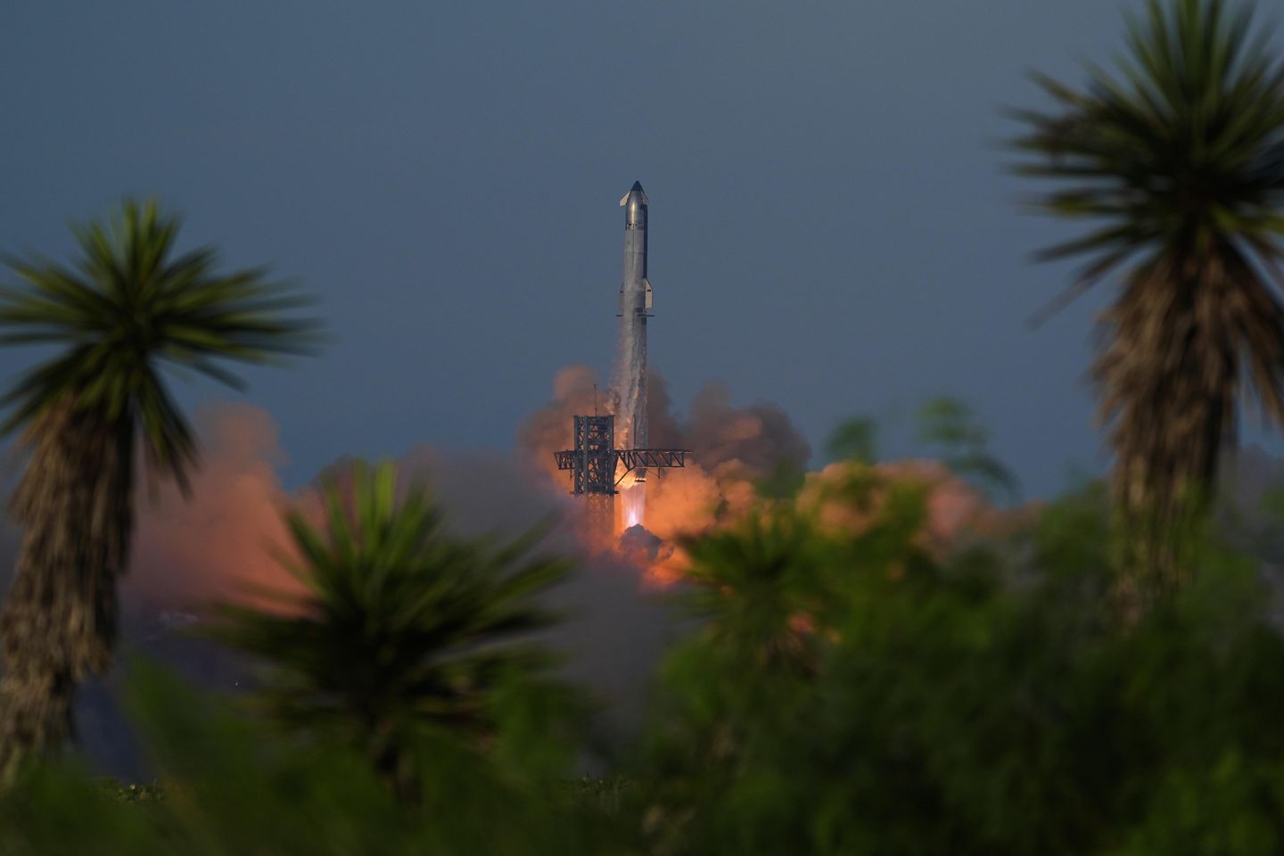 SpaceX Starship deploys 8 dummy satellites, then splashes down into Indian Ocean