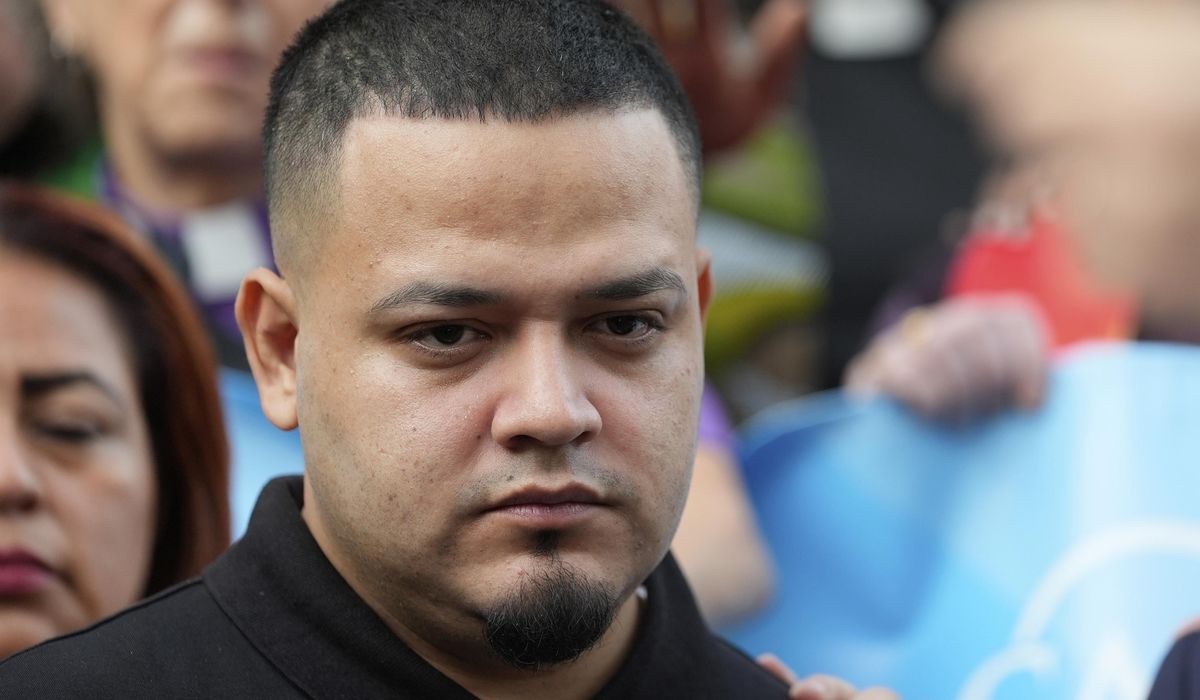 NextImg:Judge extends ban on deporting Abrego Garcia