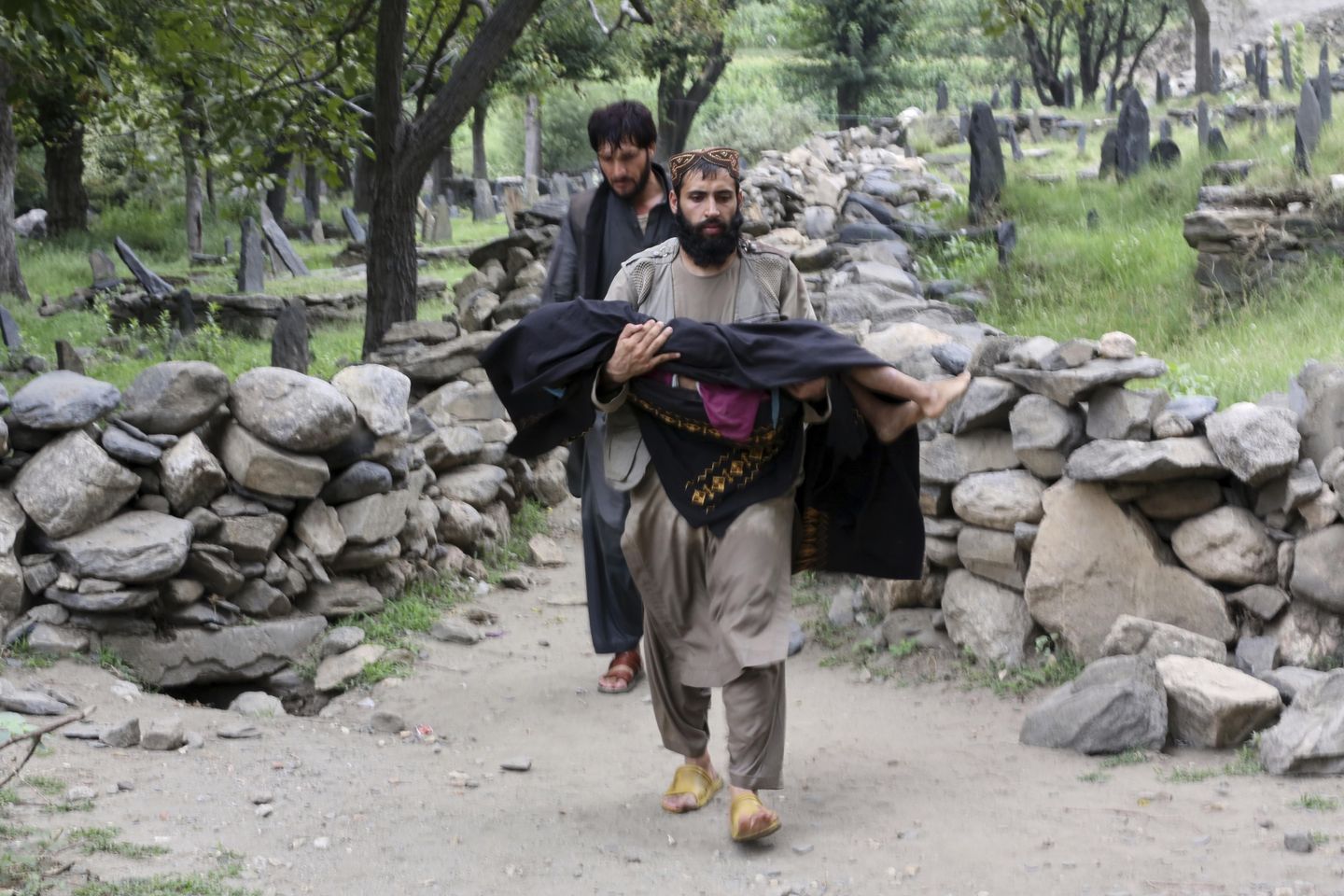 Quake in eastern Afghanistan destroys villages, kills 800