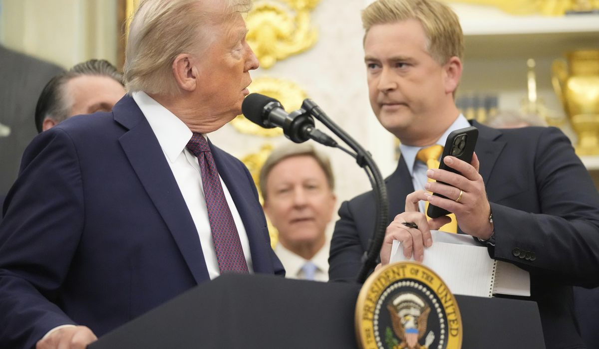 NextImg:Trump says video showing items thrown from White House is AI after his team indicates it’s real