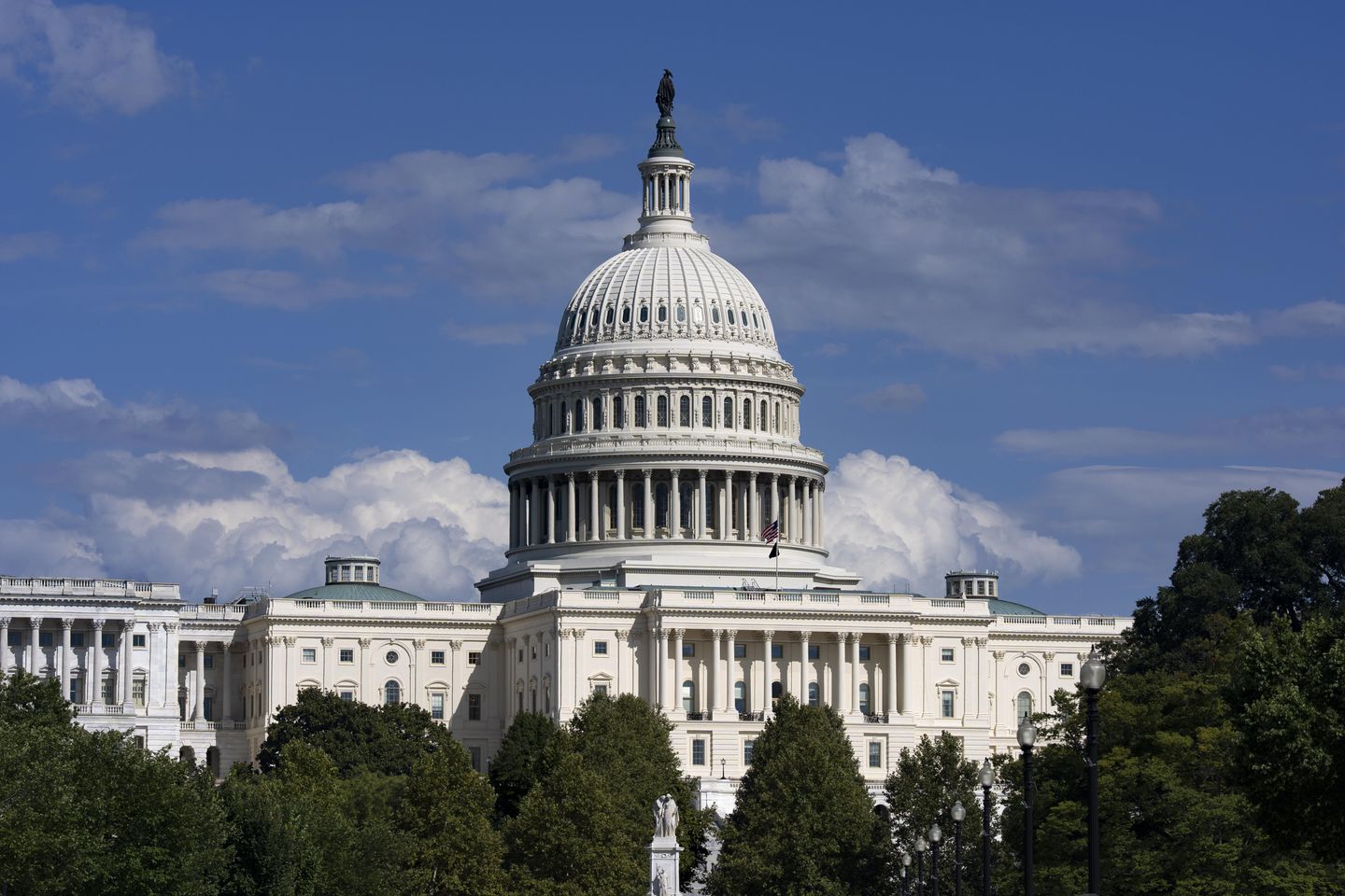 Bill to ban lawmakers from trading stock wins unusual bipartisan alliance