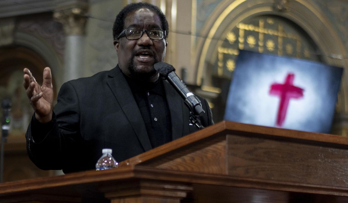 NextImg:Chicago churches urge calm resistance ahead of expected federal intervention