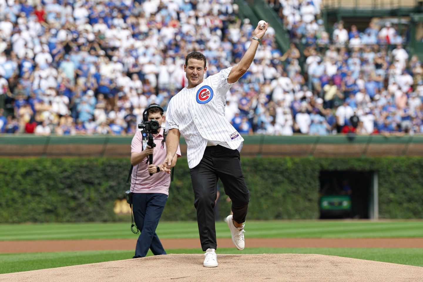 Anthony Rizzo retires with Cubs, nearly catches home run in Wrigley bleachers Anthony Rizzo retires with Cubs, nearly catches home run in Wrigley bleachers