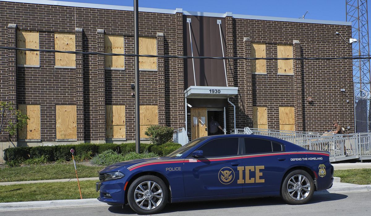 NextImg:As immigration arrests spike in Chicago, activists escalate tactics to fight back