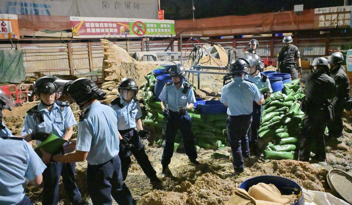 NextImg:Hong Kong police safely detonate WWII bomb containing 500 pounds of explosives