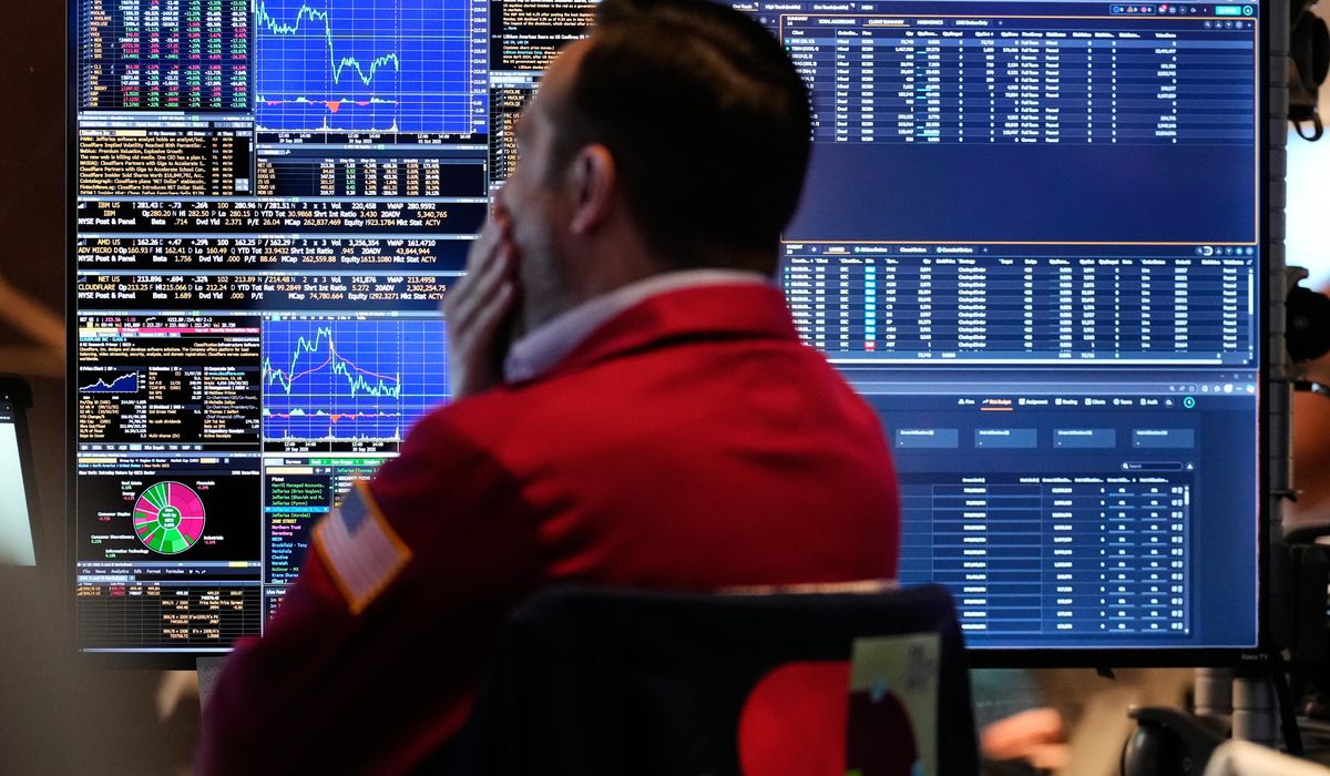 NextImg:U.S. stocks fall toward worst day since April after Trump threatens more tariffs on China