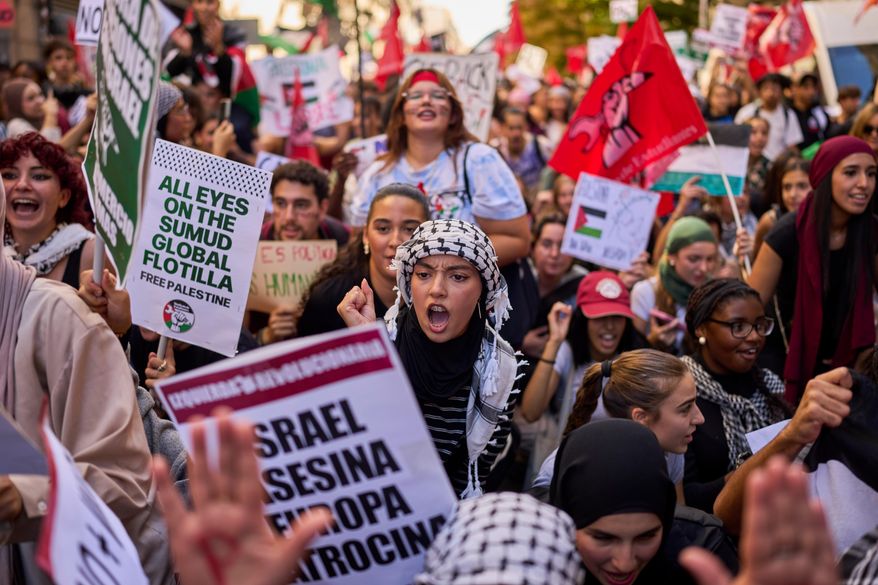 Students protest during a pro-Palestinian demonstration in Madrid, Spain, Thursday, Oct. 2, 2025, in solidarity with the Global Sumud Flotilla after ships were intercepted by the Israeli navy. (AP Photo/Manu Fernandez)