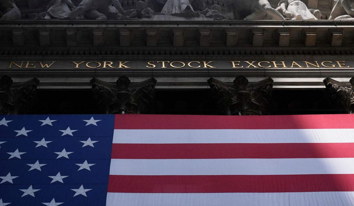 NextImg:Wall Street hovers near all-time highs with solid performances from top-tier companies