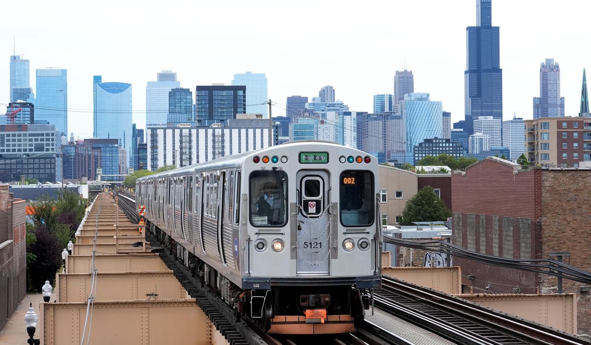 NextImg:Trump pauses $2 billion for Chicago transit projects