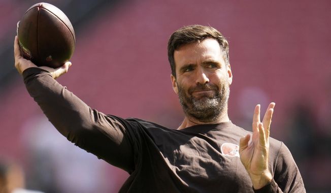 Cleveland Browns' Joe Flacco warms up before an NFL football game against the Green Bay Packers Sunday, Sept. 21, 2025, in Cleveland. (AP Photo/Sue Ogrocki)