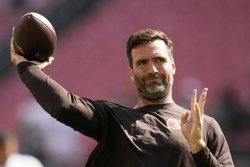 Cleveland Browns' Joe Flacco warms up before an NFL football game against the Green Bay Packers Sunday, Sept. 21, 2025, in Cleveland. (AP Photo/Sue Ogrocki)