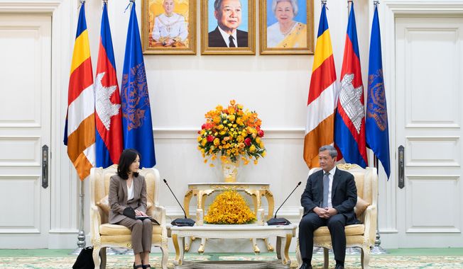 In this photo released by Agence Kampuchea Press (AKP), South Korea's Vice Foreign Minister Kim Jina, left, talks with Cambodian Prime Minister Hun Manet, during a meeting in Phnom Penh, Cambodia, Thursday, Oct. 16, 2025. (AKP via AP)