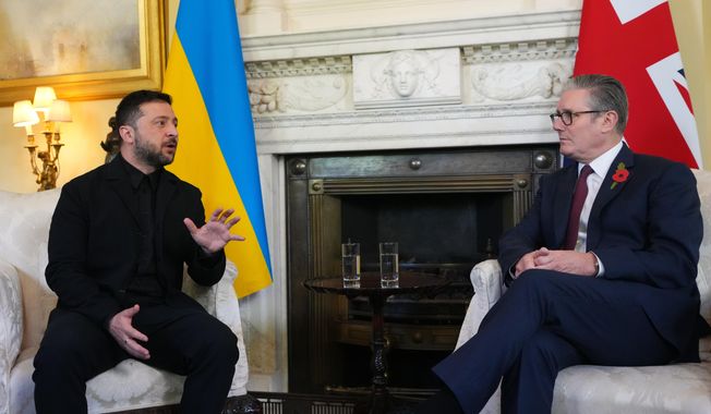 Britain's Prime Minister Keir Starmer welcomes Ukraine's President Volodymyr Zelenskyy to 10 Downing Street in London, Friday, Oct. 24, 2025 for bilateral talks and a later meeting of the so-called "coalition of the willing".(AP Photo/Kirsty Wigglesworth, Pool)