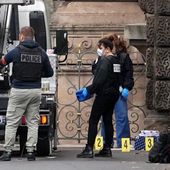 Police officers look for clues by a basket lift used by thieves Sunday, Oct. 19, 2025 at the Louvre museum in Paris. (AP Photo/Thibault Camus)