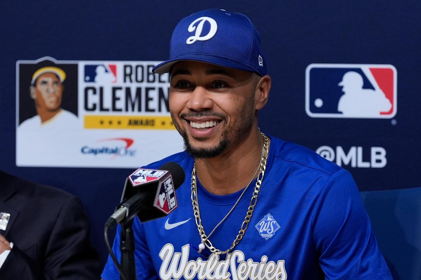 Dodgers' Betts wins Roberto Clemente Award for humanitarian work Dodgers' Betts wins Roberto Clemente Award for humanitarian work