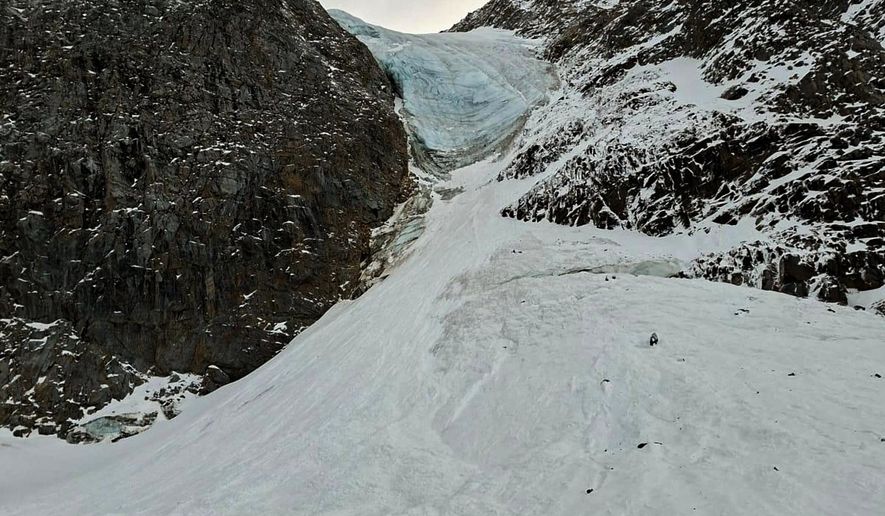 This photo released by the Italian Alpine and Speleological Rescue Corps on Sunday, Nov. 2, 2025, shows the site where five mountaineers, all German, were hit by an avalanche Saturday afternoon, Nov. 1, 2025, while climbing the Cima Vertana, in the Ortler mountains in Solda, Italy. (Corpo Nazionale Soccorso Alpino e Speleologico via AP)