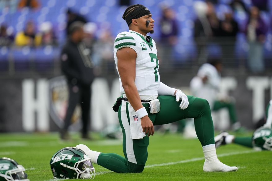 New York Jets quarterback Justin Fields (7) stretches before an NFL football game against the Baltimore Ravens, Sunday, Nov. 23, 2025, in Baltimore. (AP Photo/Stephanie Scarbrough)