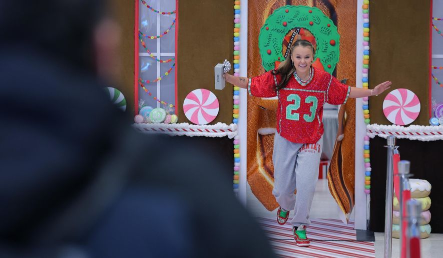 JoJo Siwa greets shoppers at the Mall of America for Black Friday deals in Bloomington, Minn., Friday, Nov. 28, 2025. (AP Photo/Adam Bettcher)