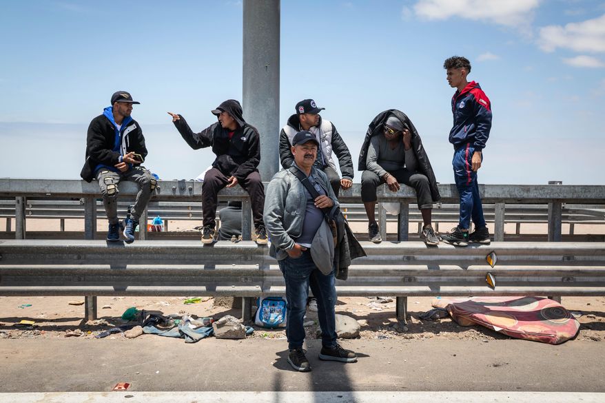 Migrants wait to cross into Peru at the Chacalluta border crossing point in Arica, Chile, Friday, Nov. 28, 2025. (AP Photo/Ibar Silva)
