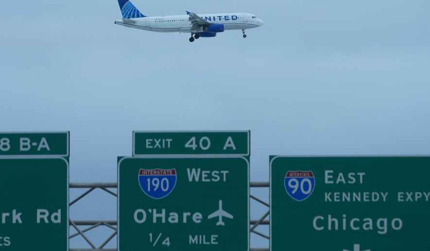 An United airplane descends to land at O'Hare International Airport in Chicago, Sunday, Nov. 30, 2025. (AP Photo/Nam Y. Huh)