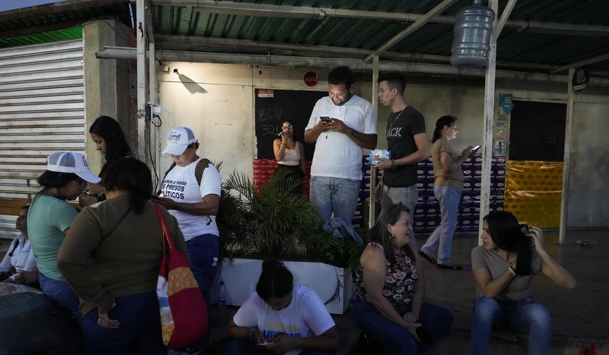 Relatives of political prisoners gather outside the Rodeo I prison in Guatire, Venezuela, Thursday, Jan. 8, 2026, after National Assembly President Jorge Rodriguez said the government would release Venezuelan and foreign prisoners. (AP Photo/Matias Delacroix)