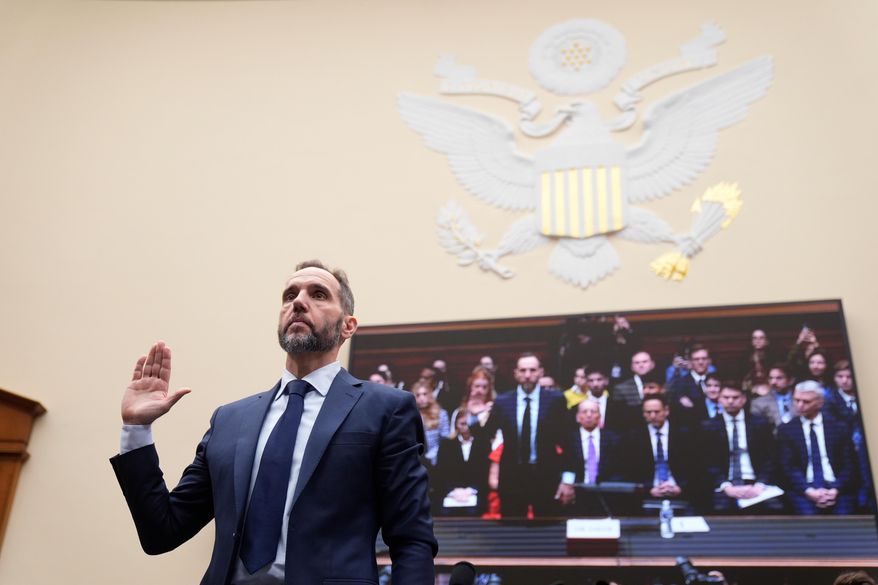 Former Justice Department special counsel Jack Smith takes an oath before the House Judiciary Committee at the Capitol in Washington, Thursday, Jan. 22, 2026. (AP Photo/Mark Schiefelbein)