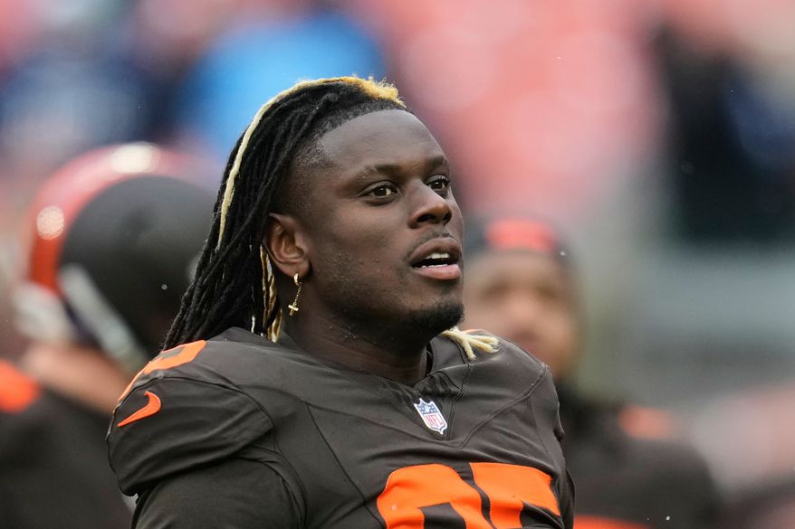 Cleveland Browns tight end David Njoku warms up before an NFL football game against the Tennessee Titans in Cleveland, Dec. 7, 2025. (AP Photo/Sue Ogrocki, File)