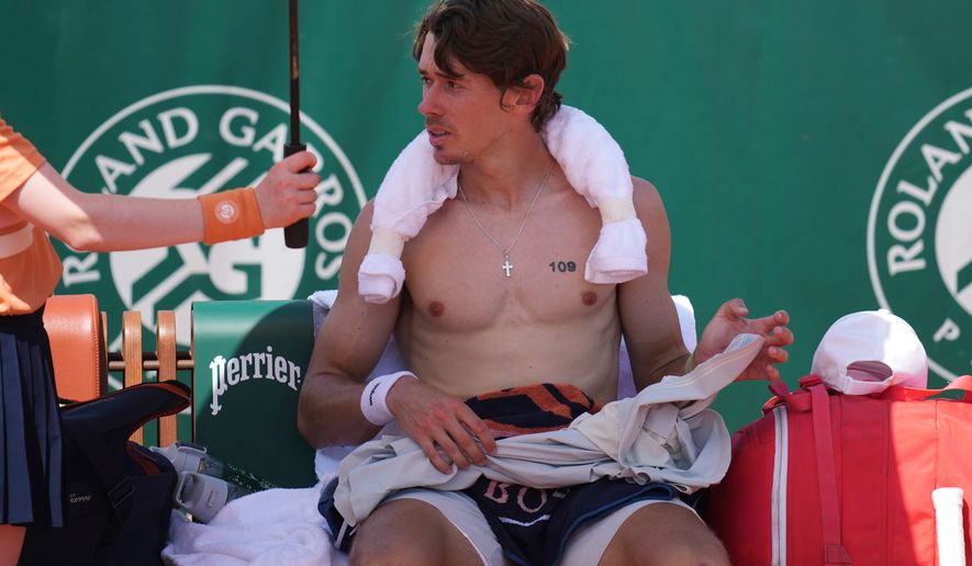 Alex De Minaur of Australia attends a break during the first round men's singles tennis match against Toby Samuel of Britain at the French Open tennis tournament in Paris, Monday, May 25, 2026. (AP Photo/Christophe Ena)