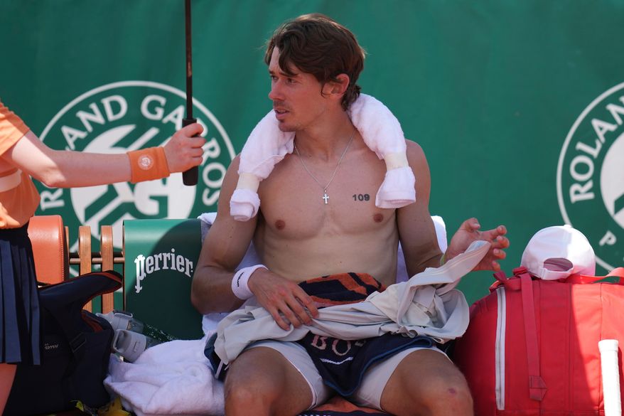 Alex De Minaur of Australia attends a break during the first round men's singles tennis match against Toby Samuel of Britain at the French Open tennis tournament in Paris, Monday, May 25, 2026. (AP Photo/Christophe Ena)
