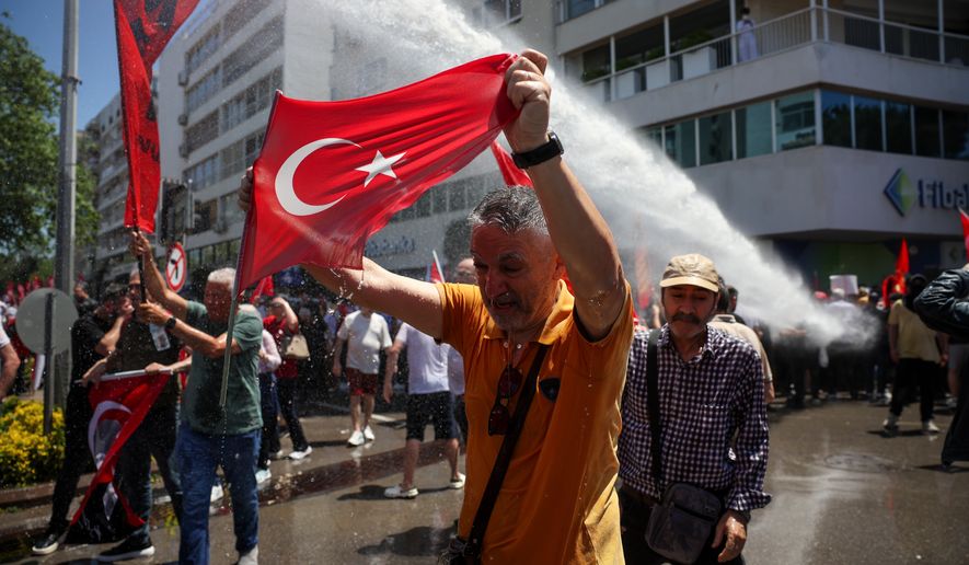 Police use water cannon to disperse supporters of Turkey's main opposition Republican People's Party (CHP) in Izmir, Turkey, Tuesday, May 26, 2026, during a rally in support of party's deposed leader Ozgur Ozel. (AP Photo/Erdem Sahin)