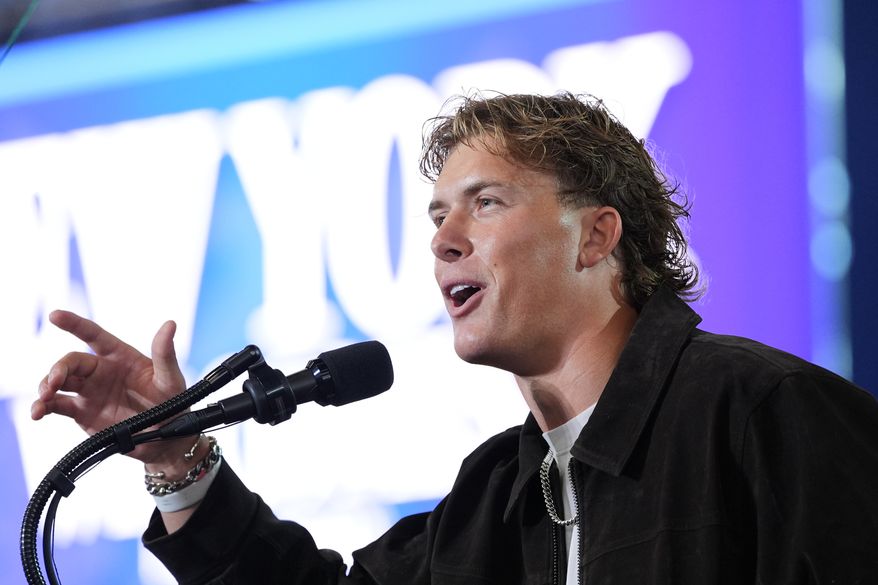 New York Giants quarterback Jaxson Dart introduces President Donald Trump at Rockland Community College, Friday, May 22, 2026, in Suffern, N.Y. (AP Photo/Alex Brandon)