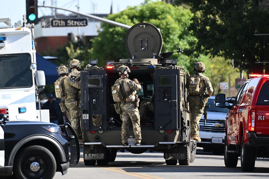 FBI agents respond after a man barricaded himself inside a building with hostages Tuesday, June 2, 2026, in Bakersfield, Calif. (AP Photo/David Dennis)