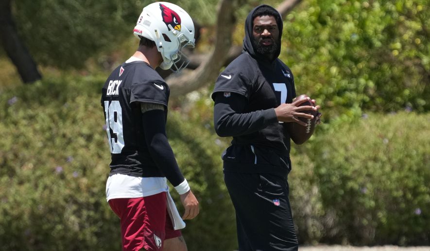 Arizona Cardinals quarterback Jacoby Brissett talks to quarterback Carson Beck (19) during the NFL football team's practice, Tuesday, June 9, 2026, in Tempe, Ariz. (AP Photo/Rick Scuteri)