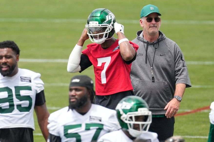 New York Jets quarterback Geno Smith, top left, and offensive coordinator Frank Reich, top right, participate during an NFL football practice in Florham Park, N.J., Wednesday, June 10, 2026. (AP Photo/Seth Wenig)