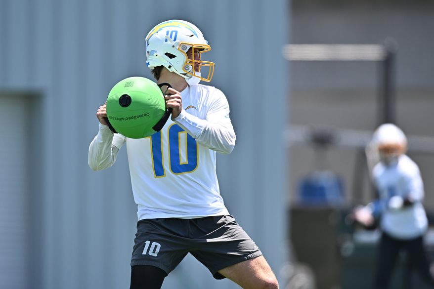 Los Angeles Chargers quarterback Justin Herbert runs a drill during the NFL football team's practice, Monday, June 8, 2026, in El Segundo, Calif. (AP Photo/William Liang)