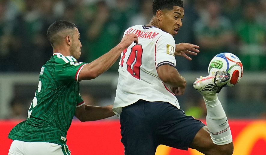 England's Jude Bellingham, right, controls the ball as Mexico's Erik Lira defends during the World Cup round of 16 soccer match between Mexico and England in Mexico City, Sunday, July 5, 2026. (AP Photo/Ricardo Mazalan)