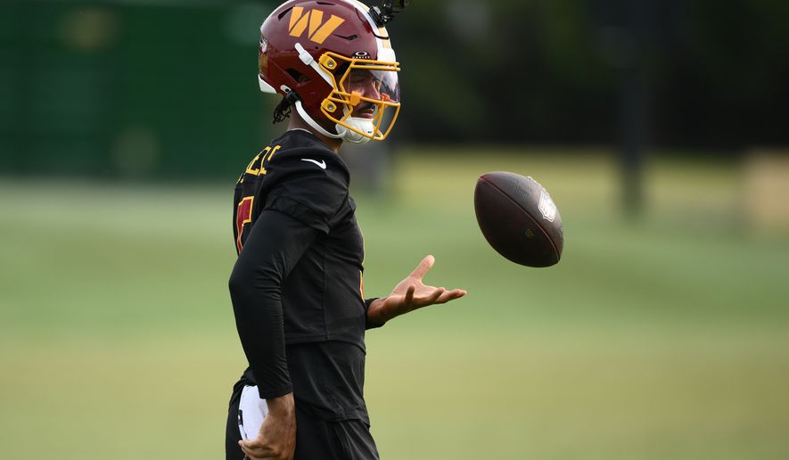 Washington Commanders quarterback Jayden Daniels works out during practice at the team's NFL football training camp, Saturday, Aug. 1, 2026 in Ashburn, Va. (AP Photo/Nick Wass)