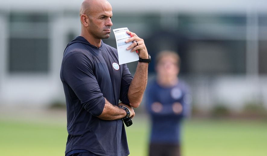 Tennessee Titans head coach Robert Saleh watch practice during the NFL football team's training camp Wednesday, July 29, 2026, in Nashville, Tenn. (AP Photo/George Walker IV)