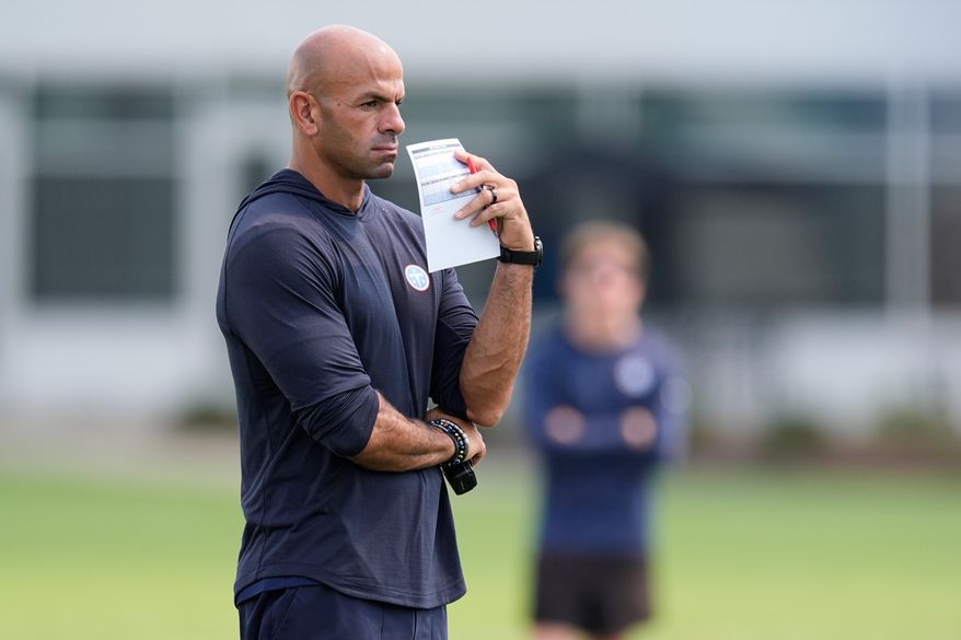 Tennessee Titans head coach Robert Saleh watch practice during the NFL football team's training camp Wednesday, July 29, 2026, in Nashville, Tenn. (AP Photo/George Walker IV)
