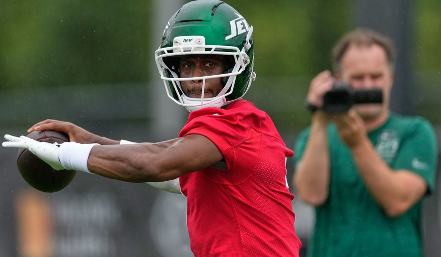 New York Jets quarterback Geno Smith throws during practice at the team’s NFL football training camp in Florham Park, N.J., Thursday, July 30, 2026. (AP Photo/Seth Wenig)