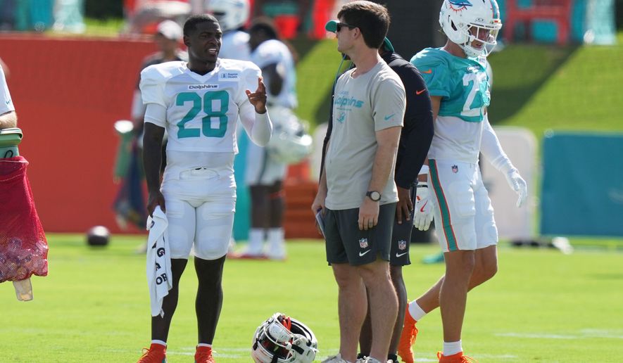 Miami Dolphins running back De'von Achane (28) does drills during practice at the team's NFL football training camp, Monday, Aug. 10, 2026, in Miami Gardens, Fla. (AP Photo/Lynne Sladky)