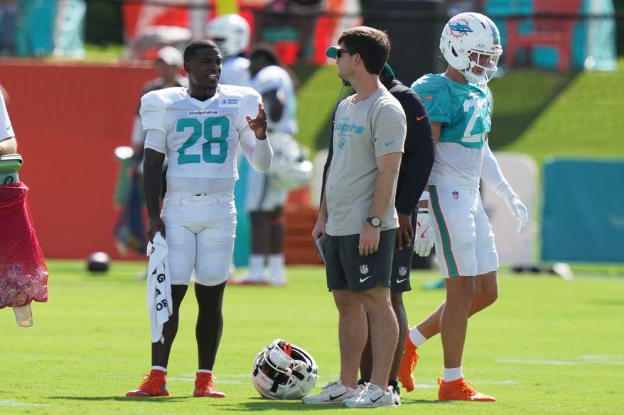 Miami Dolphins running back De'von Achane (28) does drills during practice at the team's NFL football training camp, Monday, Aug. 10, 2026, in Miami Gardens, Fla. (AP Photo/Lynne Sladky)